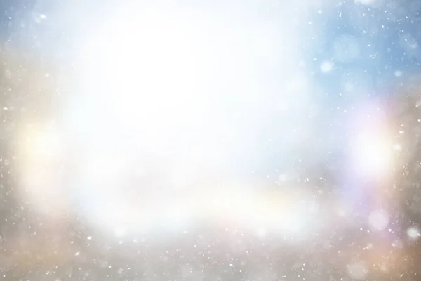 抽象的白光模糊了雪白的背景 迷人的圣诞光芒的设计 — 图库照片