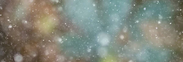 色彩艳丽的背景降雪夜圣诞彩灯 柔和的光线模糊 — 图库照片