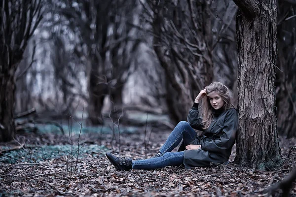 Giovane Bella Donna Posa All Aperto — Foto Stock