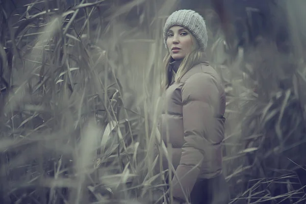 Otoño Retrato Moda Chica Romántica Hierba Viaje Mirada Estacional — Foto de Stock