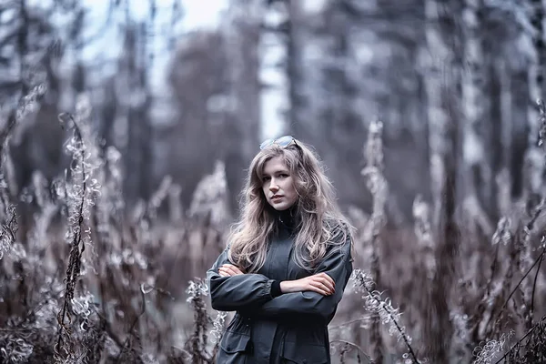 Мрачный Осенний Парк Портрет Девушки Необычный Тонизирующий Осенний Вид Модели — стоковое фото