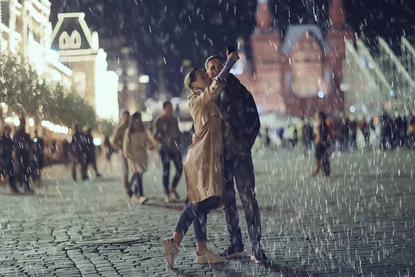 Coppia Innamorata Una Passeggiata Natale Città Nevicata Serale Dicembre Vacanza — Foto Stock