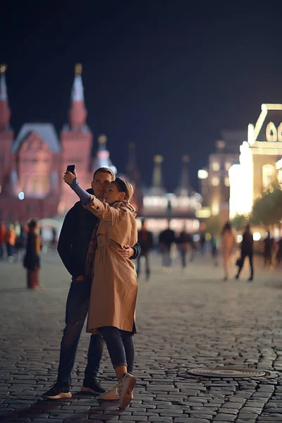 Moskova Gecesinde Aşık Çiftler Kışın Genç Aile Akşamları Moskova Sonbahar — Stok fotoğraf