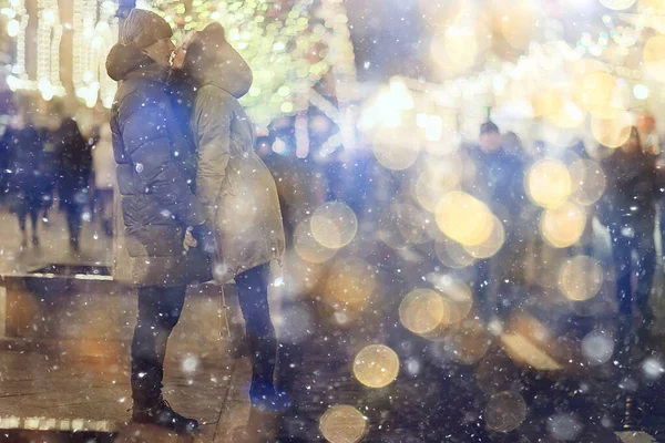 Couple Amoureux Lors Une Promenade Noël Dans Ville Chute Neige — Photo