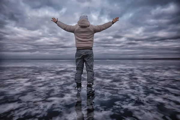 Gars Patine Sur Glace Lac Gelé Paysage Naturel Sport Plein — Photo