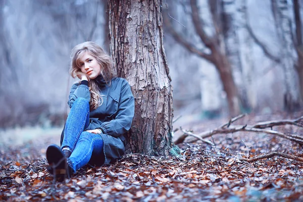 Parkta Sonbaharın Sonlarında Avrupa Tarzı Çekici Görünümlü Yetişkin Bir Kız — Stok fotoğraf