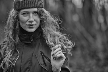 Parkta sonbaharın sonlarında, Avrupa tarzı çekici görünümlü yetişkin bir kız.