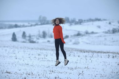 Kar tarlası kadınlarının mutluluğu tarlada zıplıyor ve koşuyor, yeni yıl tatili özgürlük kavramı