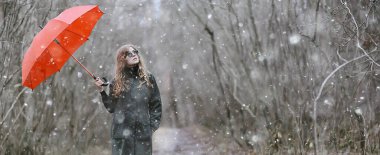 Kız romantik portresi İlk kar sonbaharı, kar taneleri bulanık arka plan mevsimsel kış