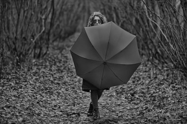 Mankenin romantik sonbahar portresi, kadın, sonbahar mevsiminde dışarı bak, sonbahar havası