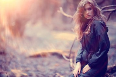 Mankenin romantik sonbahar portresi, kadın, sonbahar mevsiminde dışarı bak, sonbahar havası