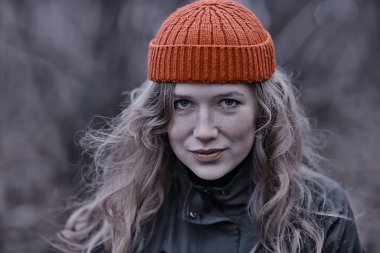 Parkta sonbaharın sonlarında, Avrupa tarzı çekici görünümlü yetişkin bir kız.