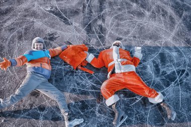 Adam Noel Baba 'dan hediyeler alıyor, gölün buzunda kayıyor, Noel Baba' yı soyuyor.