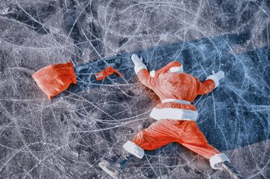 Noel Baba gölün buzunda kayıyor, kayıyor, yatıyor, Noel Baba eziği.