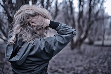 Parkta sonbaharın sonlarında, Avrupa tarzı çekici görünümlü yetişkin bir kız.