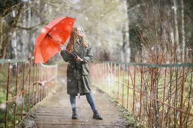 Kız romantik portresi İlk kar sonbaharı, kar taneleri bulanık arka plan mevsimsel kış