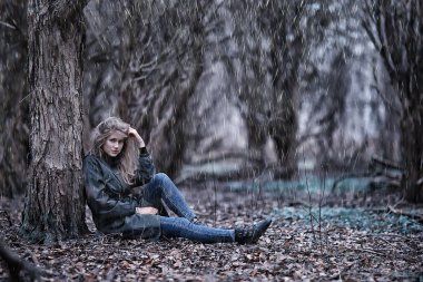 Mankenin romantik sonbahar portresi, kadın, sonbahar mevsiminde dışarı bak, sonbahar havası