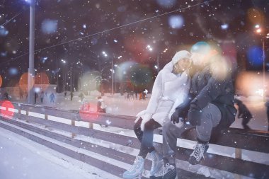 Buz pateni pistinde bir çift, Aşıklar kış tatilinde spor yapıyor.