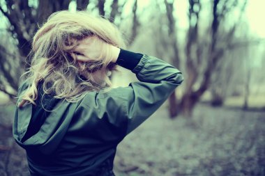 Parkta sonbaharın sonlarında, Avrupa tarzı çekici görünümlü yetişkin bir kız.