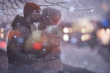 Birbirine aşık çiftler kış akşamı dışarıda sarılıyorlar, mevsimsel soyut arka plan, alacakaranlık yağmuru