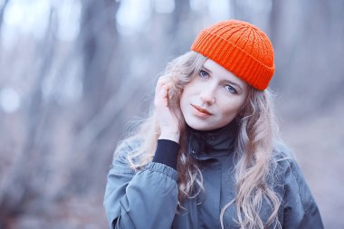 Parkta sonbaharın sonlarında, Avrupa tarzı çekici görünümlü yetişkin bir kız.