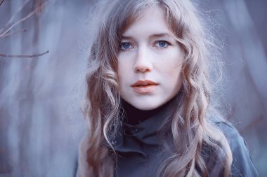 Parkta sonbaharın sonlarında, Avrupa tarzı çekici görünümlü yetişkin bir kız.