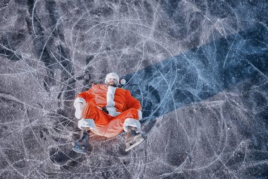 Noel Baba gölün buzunda kayıyor, kayıyor, yatıyor, Noel Baba eziği.