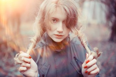 Mankenin romantik sonbahar portresi, kadın, sonbahar mevsiminde dışarı bak, sonbahar havası