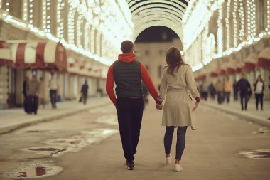Moskova gecesinde aşık çiftler, kışın genç aile akşamları Moskova, sonbahar tarzı