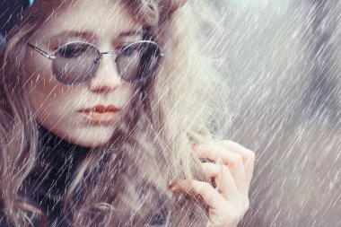 Mankenin romantik sonbahar portresi, kadın, sonbahar mevsiminde dışarı bak, sonbahar havası