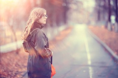 Mevsimlik sonbahar portresi, şemsiyeli üzgün kız, Kasım ayı virüslü yürüyüş bağışıklığı