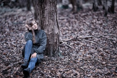 Parkta sonbaharın sonlarında, Avrupa tarzı çekici görünümlü yetişkin bir kız.