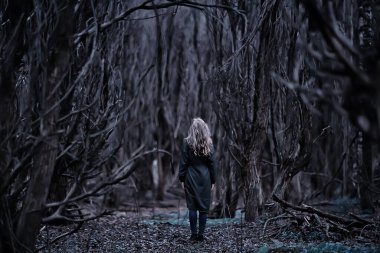 Parkta sonbaharın sonlarında, Avrupa tarzı çekici görünümlü yetişkin bir kız.