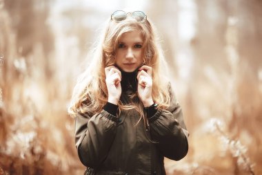 Sonbaharda kız parkı, mevsimlik portre arka planda sonbahar modeli.