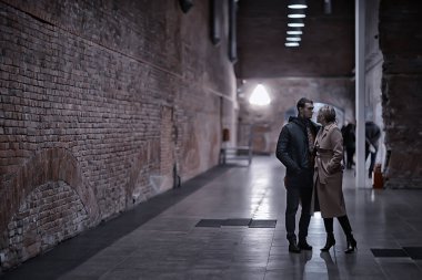 Moskova gecesinde aşık çiftler, kışın genç aile akşamları Moskova, sonbahar tarzı