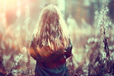 Mankenin romantik sonbahar portresi, kadın, sonbahar mevsiminde dışarı bak, sonbahar havası