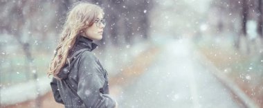 Kız romantik portresi İlk kar sonbaharı, kar taneleri bulanık arka plan mevsimsel kış