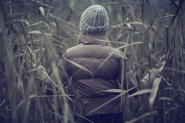 Sonbahar modasına uygun bir portre otların arasında romantik bir kız, seyahat sezonu görünüşü.