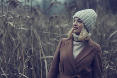 Sonbahar modasına uygun bir portre otların arasında romantik bir kız, seyahat sezonu görünüşü.