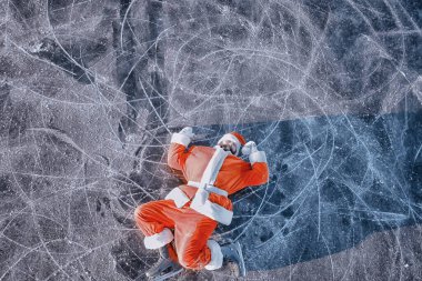 Noel Baba gölün buzunda kayıyor, kayıyor, yatıyor, Noel Baba eziği.