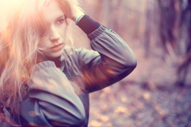 Mankenin romantik sonbahar portresi, kadın, sonbahar mevsiminde dışarı bak, sonbahar havası