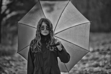 Mevsimlik sonbahar portresi, şemsiyeli üzgün kız, Kasım ayı virüslü yürüyüş bağışıklığı