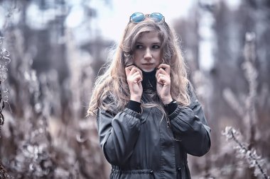 Mankenin romantik sonbahar portresi, kadın, sonbahar mevsiminde dışarı bak, sonbahar havası