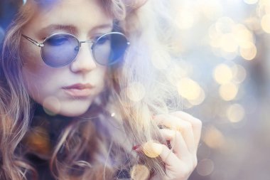 Kız gözlüğü sonbahar portresi, yetişkin bir kadın göz kamaştırıcı bir sonbahar görüntüsü.