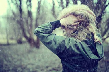 Parkta sonbaharın sonlarında, Avrupa tarzı çekici görünümlü yetişkin bir kız.