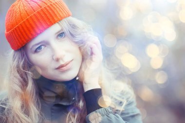 Parkta sonbaharın sonlarında, Avrupa tarzı çekici görünümlü yetişkin bir kız.