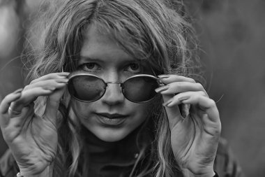 Kız gözlüğü sonbahar portresi, yetişkin bir kadın göz kamaştırıcı bir sonbahar görüntüsü.