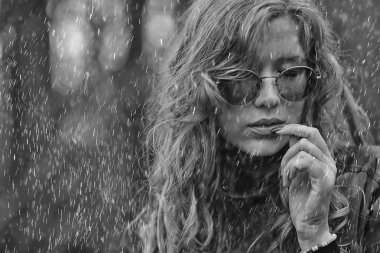 Mankenin romantik sonbahar portresi, kadın, sonbahar mevsiminde dışarı bak, sonbahar havası