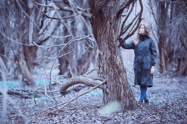 Parkta sonbaharın sonlarında, Avrupa tarzı çekici görünümlü yetişkin bir kız.