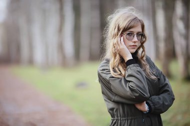 Mankenin romantik sonbahar portresi, kadın, sonbahar mevsiminde dışarı bak, sonbahar havası